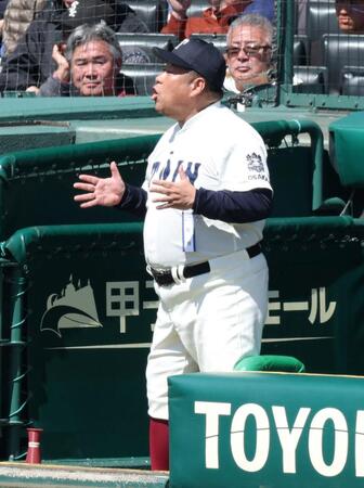 １回、ベンチから指示を出す大阪桐蔭・西谷浩一監督（撮影・中田匡峻）