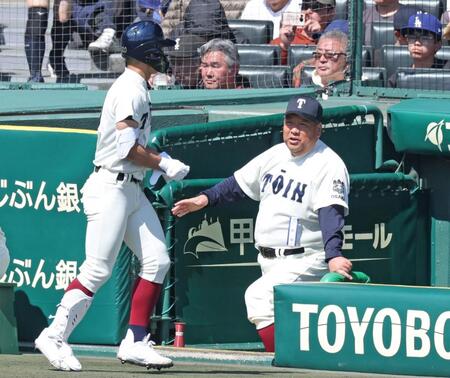 １回、右飛に倒れた大阪桐蔭・谷渕瑛仁（左）に声をかける大阪桐蔭・西谷浩一監督（撮影・中田匡峻）