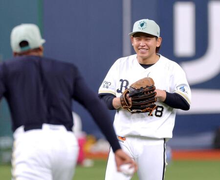 ペルドモ（左）と言葉を交わして笑顔を見せる宮城（撮影・立川洋一郎）