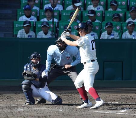 ９回、打席に立つ大阪桐蔭・中村勇斗（撮影・中田匡峻）
