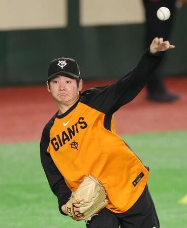 プロ初登板に向け、キャッチボールで調整する竹丸（撮影・西岡正）