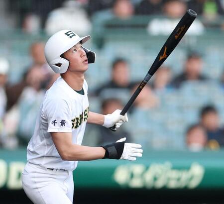 ５回、右前へ勝ち越し適時打を放つ専大松戸・瀬谷應我（撮影・中田匡峻）