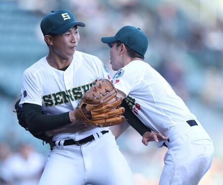 ４回、九州国際大付・平間勇吏を一ゴロに抑えた専大松戸・小林冠太（左）は勢い余って突っ込んできた一塁手の専大松戸・石崎翔斗と抱き合う（撮影・中田匡峻）