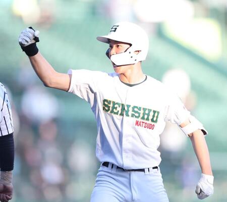 ３回、左前へ勝ち越し適時打を放ち、ガッツポーズをする専大松戸・瀬谷應我（撮影・中田匡峻）