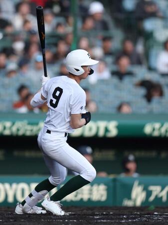 ３回、左前へ勝ち越し適時打を放つ専大松戸・瀬谷應我（撮影・中田匡峻）