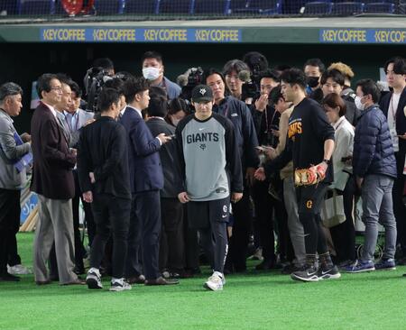 囲み会見を終え、ベンチへ戻る竹丸（撮影・西岡正）