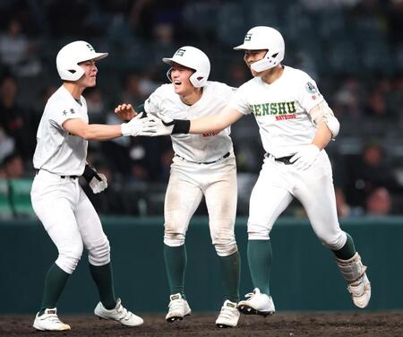 ８回、レフトへ３ランを放ち、笑顔で生還する専大松戸・吉田颯人（右）＝撮影・中田匡峻