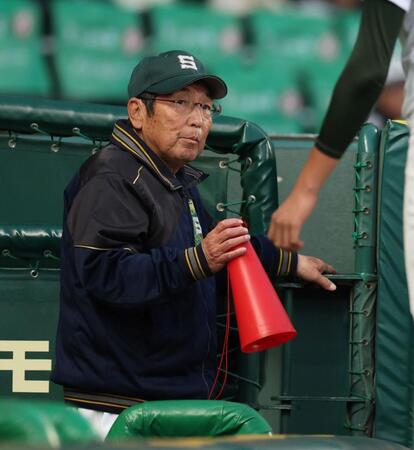 ７回の守備を終えたナインを待つ専大松戸・持丸修一監督（撮影・中田匡峻）