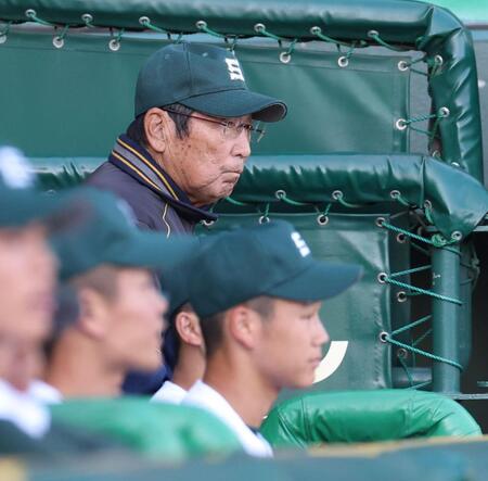 ２回、戦況を見つめる専大松戸・持丸修一監督（撮影・中田匡峻）