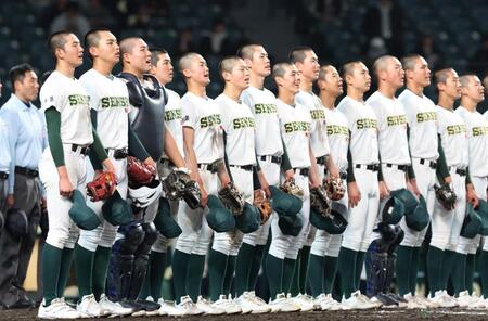 九州国際大付に勝利し、校歌を歌う専大松戸ナイン（撮影・中田匡峻）