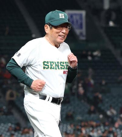 九州国際大付に勝利し、笑顔であいさつに向かう専大松戸・持丸修一監督（撮影・中田匡峻）