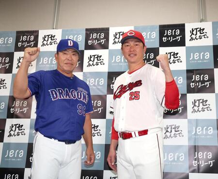会見後、拳を握る新井監督（右）と井上監督（撮影・北村雅宏）