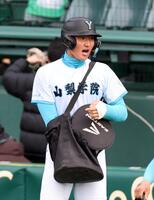 試合前、シートノックを手伝う山梨学院・菰田陽生（撮影・山口登）