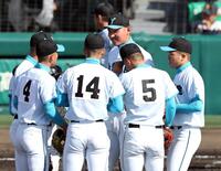 ５回、山梨学院・菰田陽生（中央右）は伝令でマウンドに向かいナインに声を掛ける（撮影・山口登）