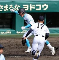 ７回、山梨学院・石井陽昇は中前に勝ち越し２点適時打を放ちガッツポーズをする（撮影・山口登）