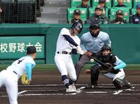 １回、右越えに先制ソロを放つ大垣日大・竹島黎乃（投手は山梨学院・渡部瑛太、捕手は山梨学院・光永惺音）＝撮影・山口登