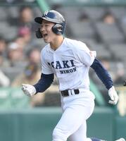 １回、先制の右越えソロを放ち雄たけびを上げる大垣日大・竹島黎乃（撮影・開出牧）