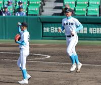 ５回、伝令でマウンドに向かう山梨学院・菰田陽生（右）＝撮影・山口登