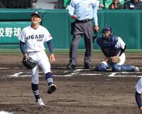 ６回、同点に追いつかれた谷之口（手前）と高田のバッテリー