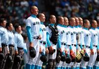 大垣日大に勝利し、校歌を歌う菰田（左端）ら山梨学院ナイン