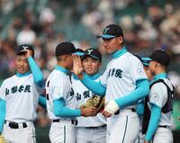 ６回を終え、ベンチでナインを迎える山梨学院・菰田