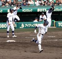 ９回、中飛に倒れた竹岡（手前）