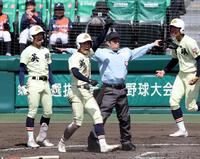４回、前田の適時打でで勝ち越しの生還しガッツポーズの英明・矢野壮馬（中央）＝撮影・山口登