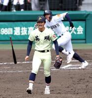 ６回、英明・松本倫史朗は東北・進藤翔愛を中飛に打ち取り雄たけびをあげる（撮影・山口登）