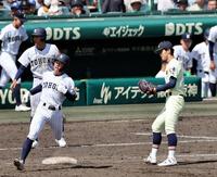 ９回、英明・松本倫史朗（右）は東北・日野心温を一邪飛に打ち取り試合終了（撮影・山口登）