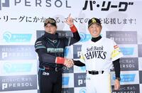 開幕前日会見で記念撮影に応じる新庄監督（左）と小久保監督（撮影・中島達哉）