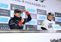 開幕前日会見で笑顔を見せる新庄監督（左）と小久保監督（撮影・中島達哉）