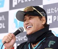 開幕前日会見で笑顔を見せる新庄監督（撮影・中島達哉）