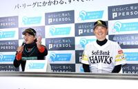 開幕前日会見で笑顔を見せる新庄監督（左）と小久保監督（撮影・中島達哉）