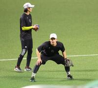 ノックを受ける栗原（右）＝撮影・中島達哉