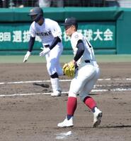 １回、三重・立松宗馬（左）に右前へ同点適時打を浴びる大阪桐蔭・吉岡貫介（撮影・中田匡峻）