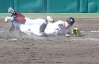 ４回、三重・水野央清の打席で暴投し、失点する大阪桐蔭・吉岡貫介（撮影・中田匡峻）