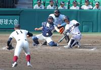 ８回、空振りをする三重・大西新史（撮影・中田匡峻）