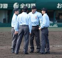 ８回、三重・大西新史の打席で三走の三重・中西優斗が生還するも、審判団は話し合い走者を三塁に戻すことに決定した（撮影・中田匡峻）