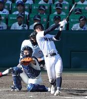 ８回、同点の中犠飛を放つ三重・大西新史（撮影・中田匡峻）