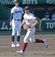 ７回、三重・福田篤史のゴロを処理し、声を出す一塁手の大阪桐蔭・中村勇斗（撮影・中田匡峻）