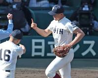 ７回、三重・福田篤史の一ゴロを処理し、声を出す一塁手の大阪桐蔭・中村勇斗（右）＝撮影・中田匡峻