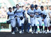 試合後の整列を終え悔しさをにじませる古川稟久（左から２人目）ら三重ナイン（撮影・開出牧）