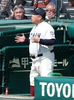 １回、ベンチから指示を出す大阪桐蔭・西谷浩一監督（撮影・中田匡峻）