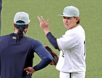 エスピノーザ（左）と話しをする宮城（撮影・立川洋一郎）