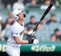 ５回、右前へ勝ち越し適時打を放つ専大松戸・瀬谷應我（撮影・中田匡峻）
