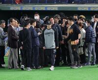 囲み会見を終え、ベンチへ戻る竹丸（撮影・西岡正）