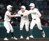 ８回、レフトへ３ランを放ち、笑顔で生還する専大松戸・吉田颯人（右）＝撮影・中田匡峻