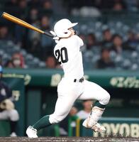 ８回、レフトへ３ランを放つ専大松戸・吉田颯人（撮影・中田匡峻）