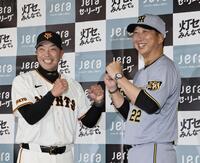 会見を終えポーズを決める藤川監督と阿部監督（撮影・田中太一）