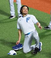 練習中、笑顔を見せる伊藤（撮影・中島達哉）